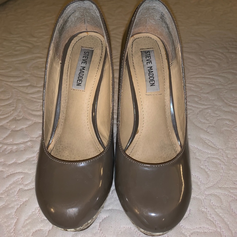 ❌❌SOLD❌❌Steve Madden gray/taupe color wedge